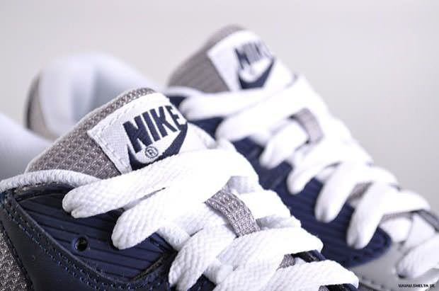 nike air max navy blue and white 