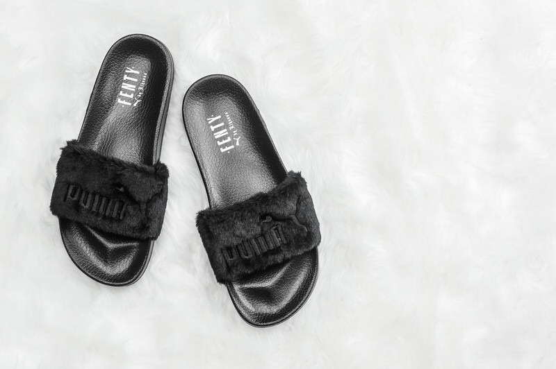 Fur slides are officially summer's 2017 must on.