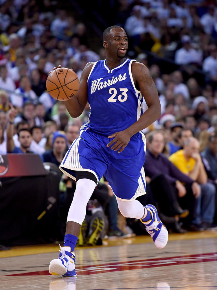 Draymond Green giving away hundreds of shoes in Michigan