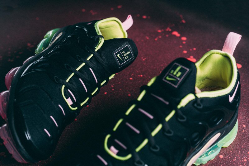 black green and pink vapormax plus