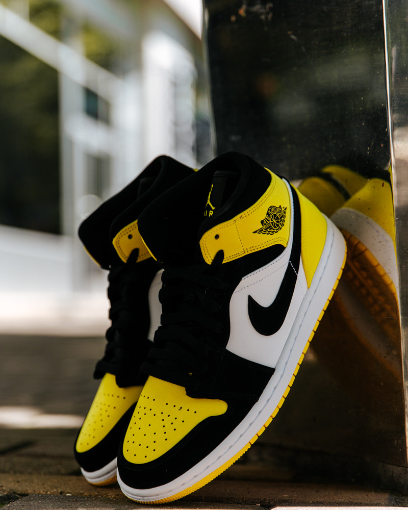 1s yellow and black