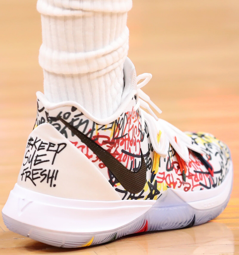 foto asli Nike Kyrie 5 'Black Magic' Sepatu basket multi warna