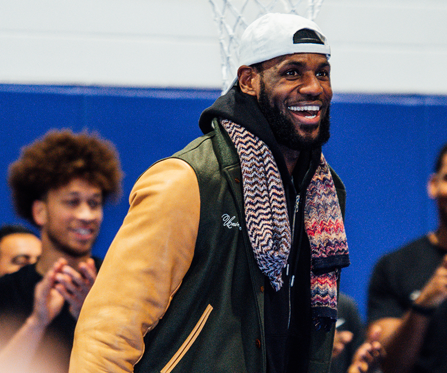 Anthony Davis surprises kids at Boys and Girls Club with LeBron James