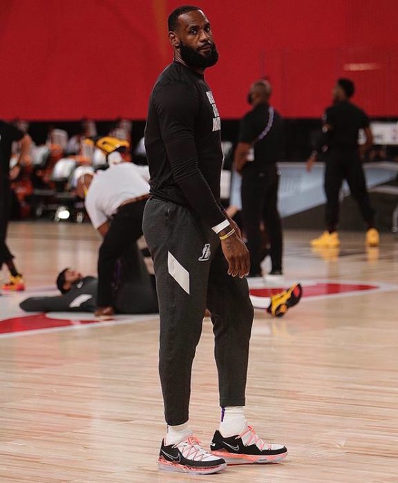 The King Rocks the LeBron 7 