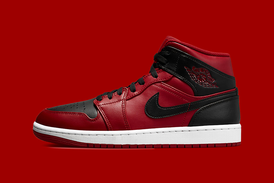 Air Jordan 1 Mid 'Gym Red and Black' (554724-660) Release Date. Nike SNKRS  IN