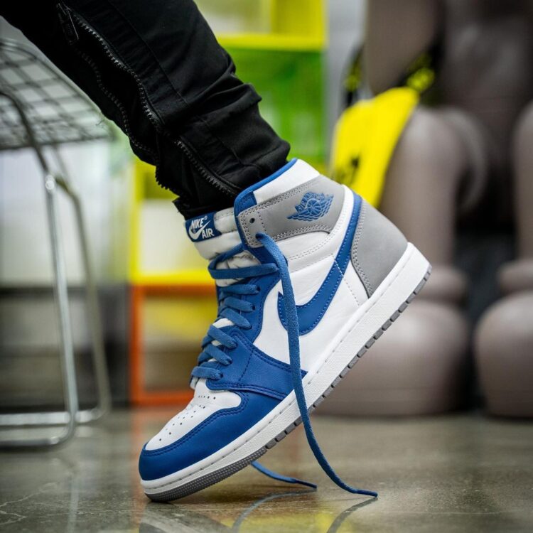 Nike Air Jordan1 High OG True Blue 27cmまだありますよ